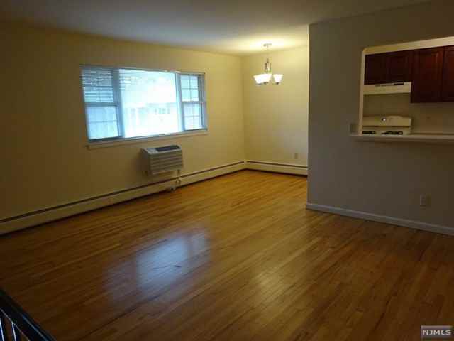 706 Washington Dr - Photo 2 of 12