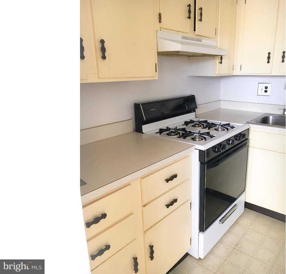 621 Meadowview Ln - Photo 3 of 9