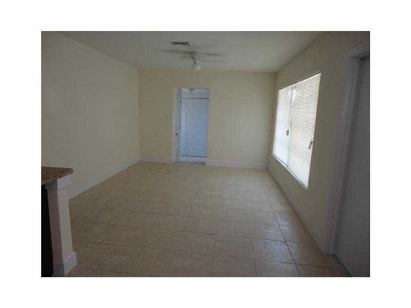 3221 NW 18th Pl - Photo 3 of 5