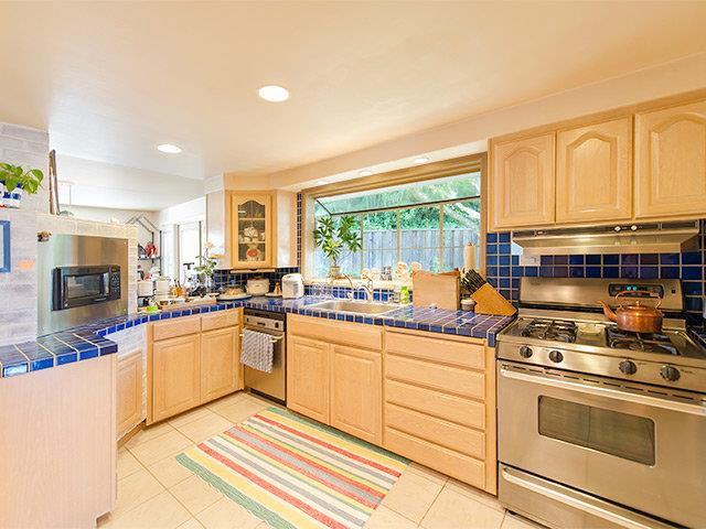 2280 Summit Dr - Photo 3 of 10