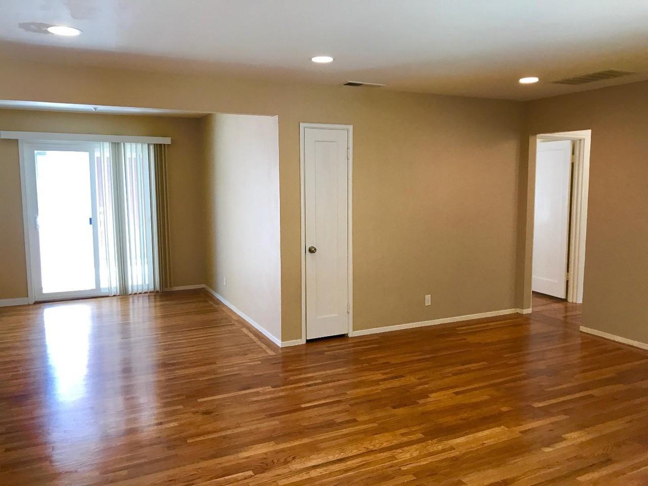 18709 Devon Ave - Photo 3 of 10