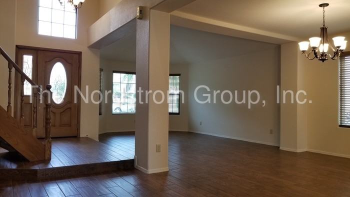 1121 W Graythorn Pl - Photo 3 of 27