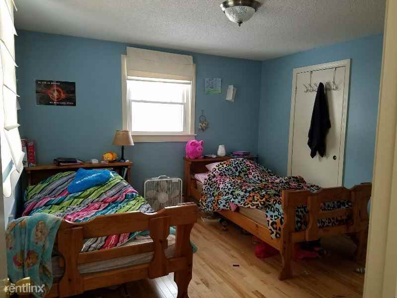 204 Meadow Ln - Photo 3 of 9