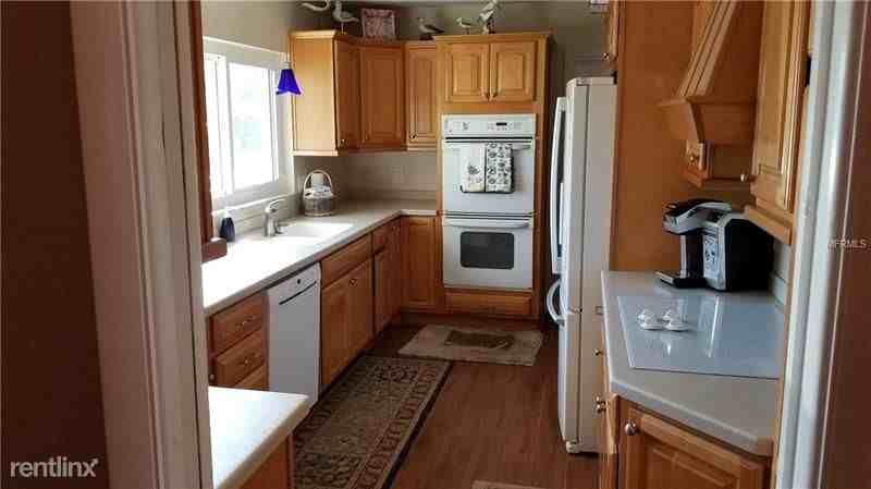 201 45th Ave NE - Photo 2 of 19