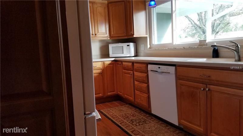 201 45th Ave NE - Photo 3 of 19