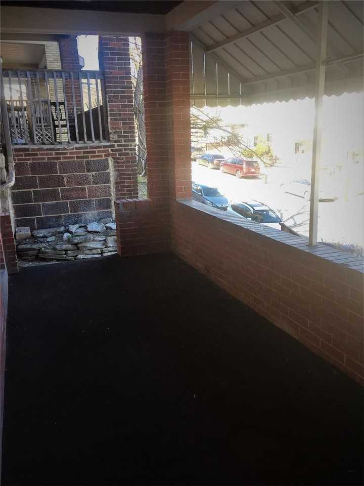 261 Robinson St - Photo 2 of 23