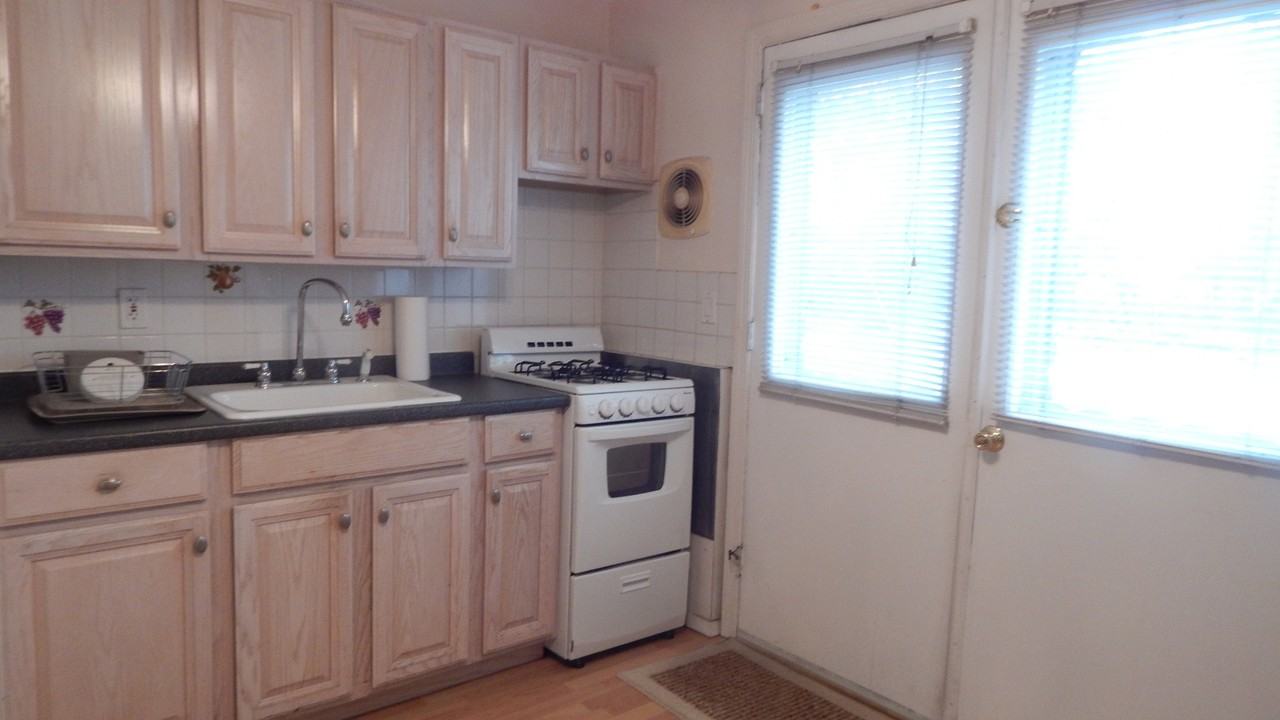 318 Banbury Rd - Photo 2 of 9