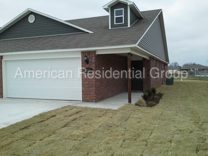 235 E Marietta Ct - Photo 2 of 10