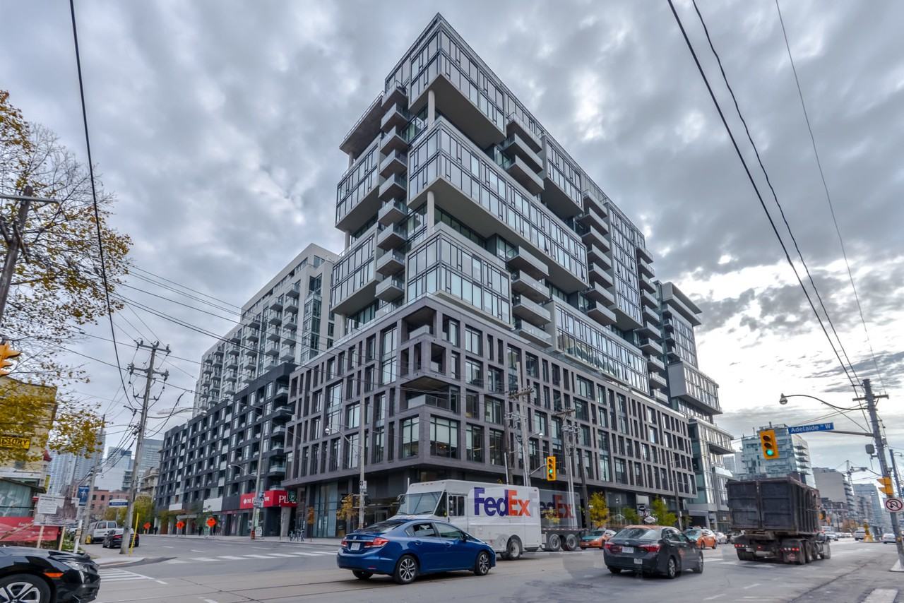 King St W & Bathurst St