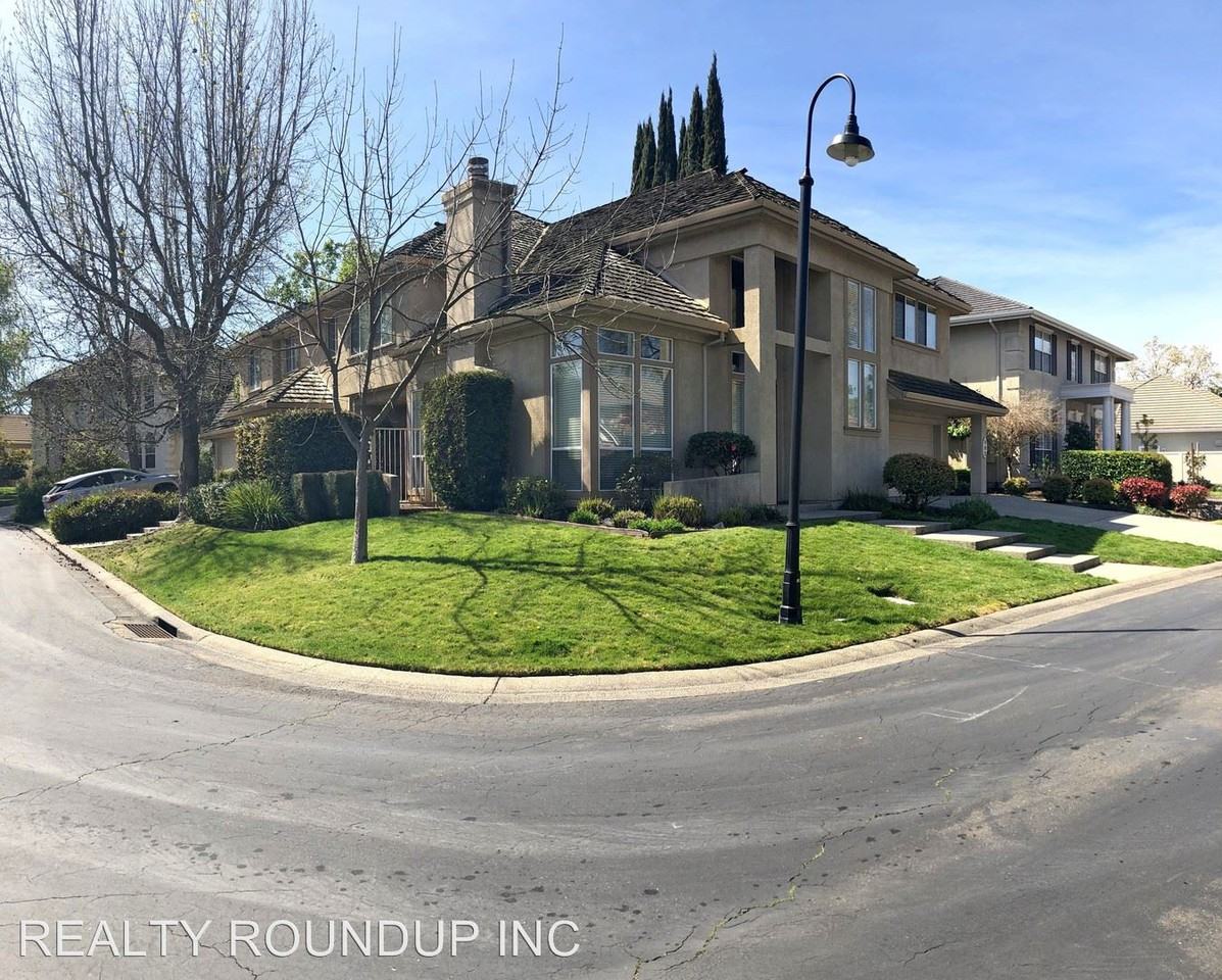 982 S Beach Dr - Photo 3 of 37