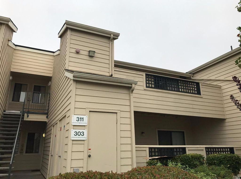 1201 Glen Cove Pkwy #303