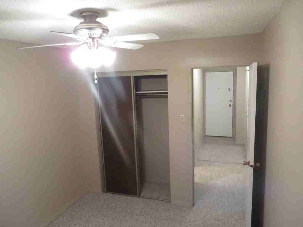 Oakwood Manor - Photo 2 of 8