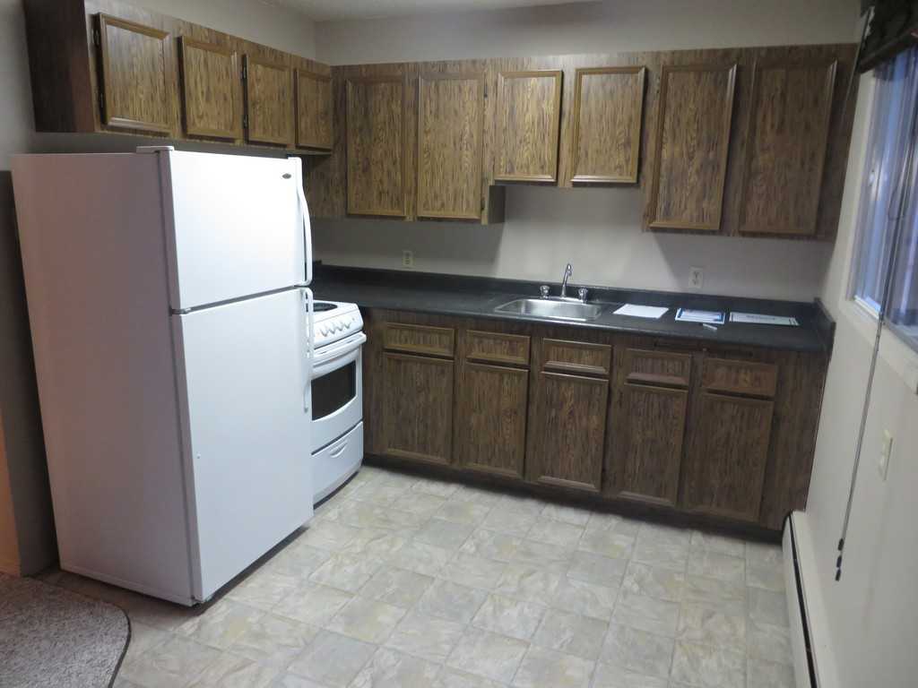 Oakwood Manor - Photo 3 of 8