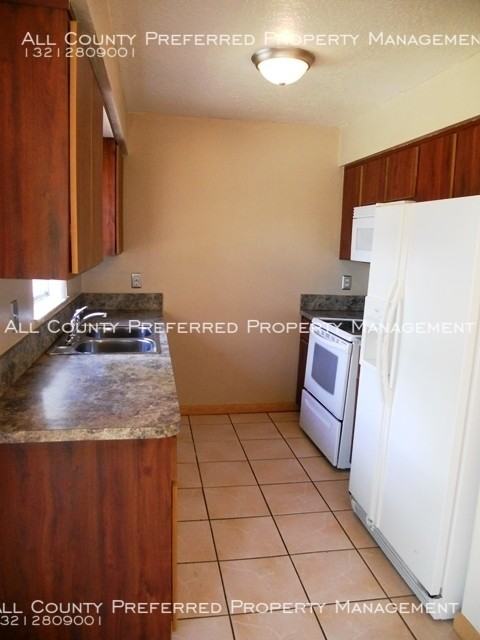 1905 Fairlane Dr - Photo 3 of 9