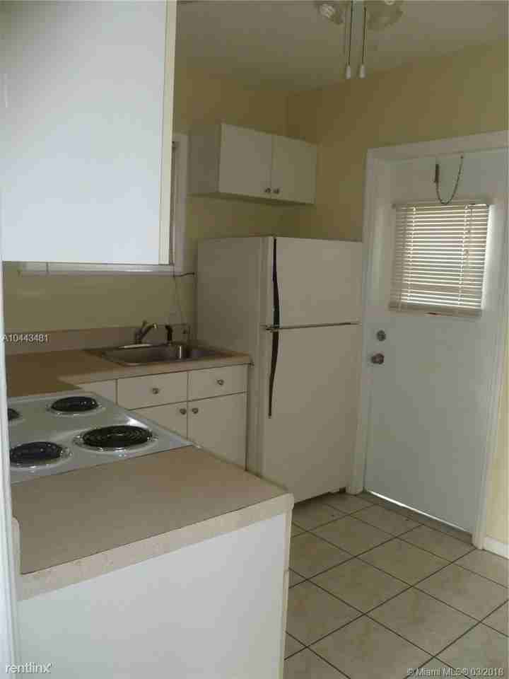 1005 N 18th Ct #1 - Photo 3 of 9