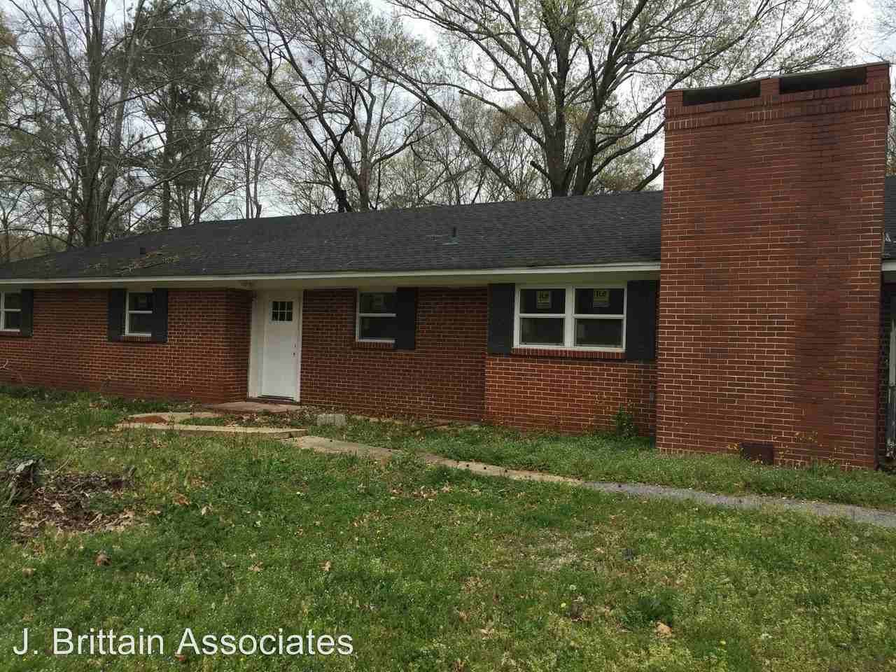 839 Forest Hills Dr - Photo 2 of 19