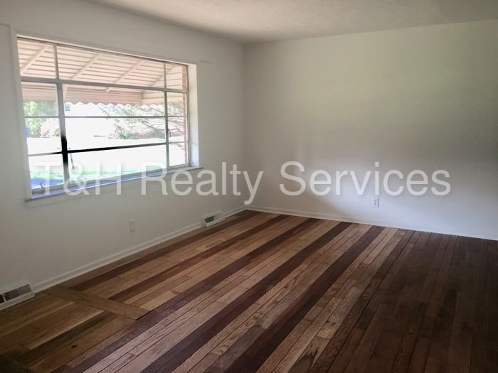 1052 Ruth Dr - Photo 2 of 16