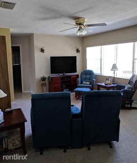 748 44th Ave NE - Photo 3 of 25