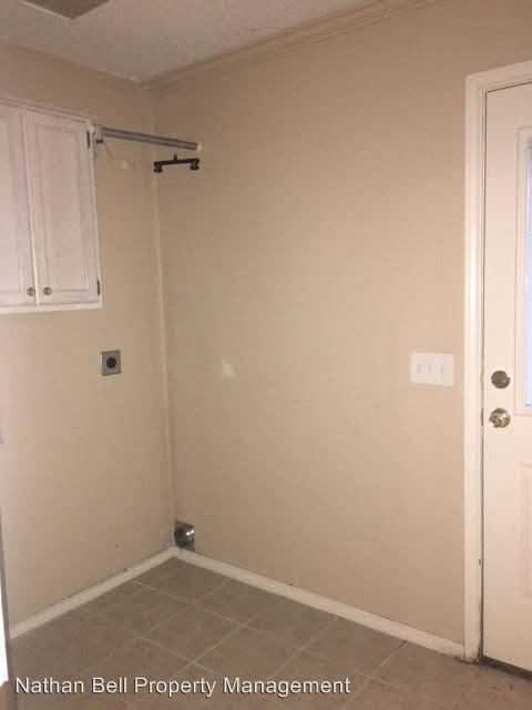 555 Kirkland Ln - Photo 3 of 4