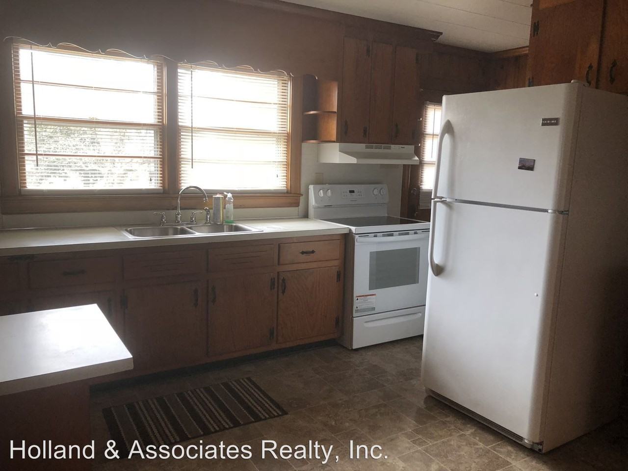 404 E Main St - Photo 3 of 10