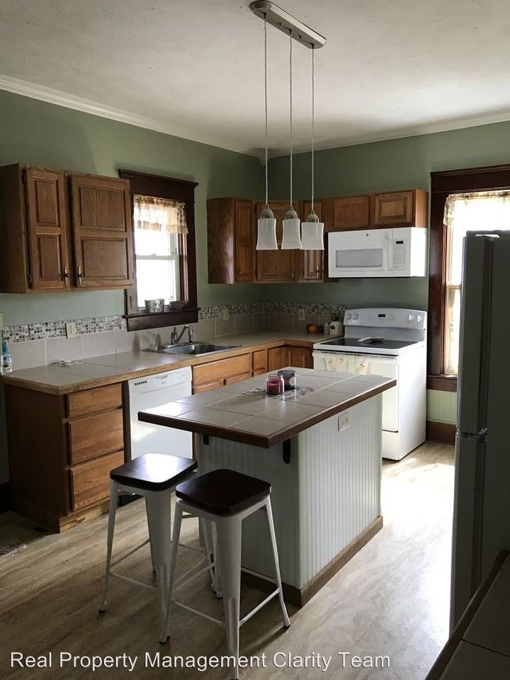 1914 Barker St - Photo 2 of 15