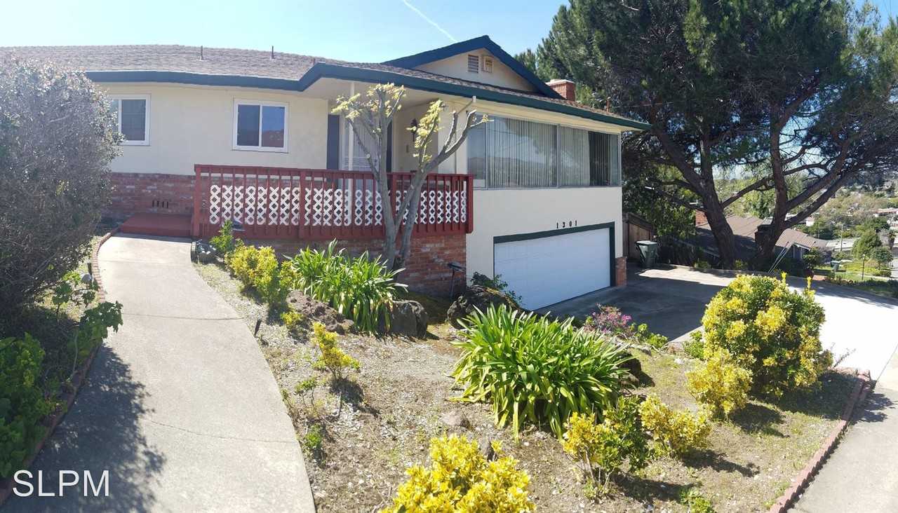 1301 View Dr - Photo 2 of 24