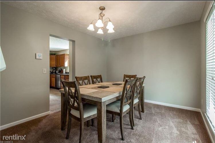 208 S Main St - Photo 3 of 17