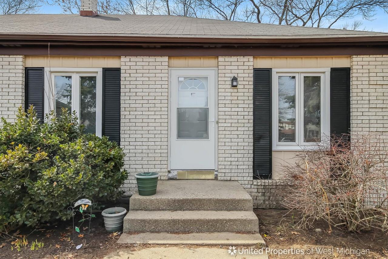 5909 Ridgebrook Ave SE - Photo 2 of 25