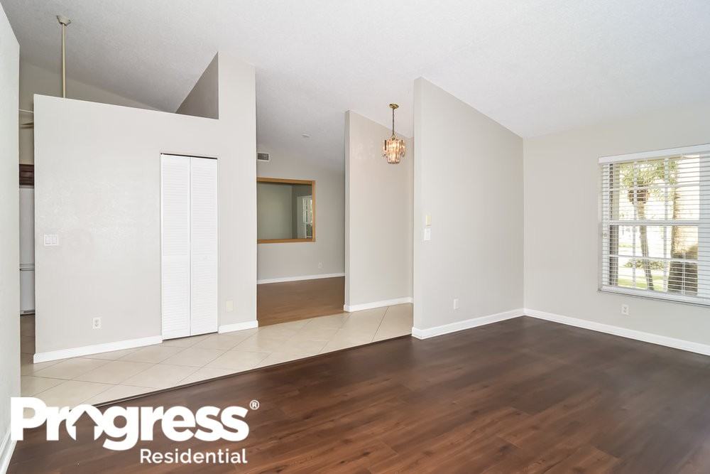 18308 Clear Brook Cir - Photo 3 of 15