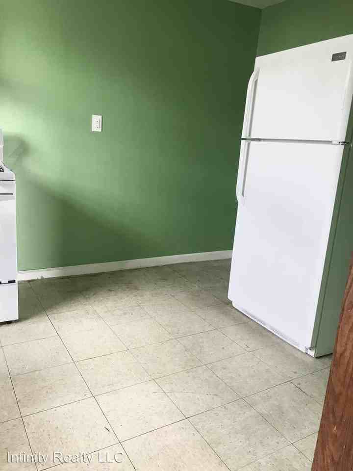 421 1/2 26th St - Photo 3 of 6
