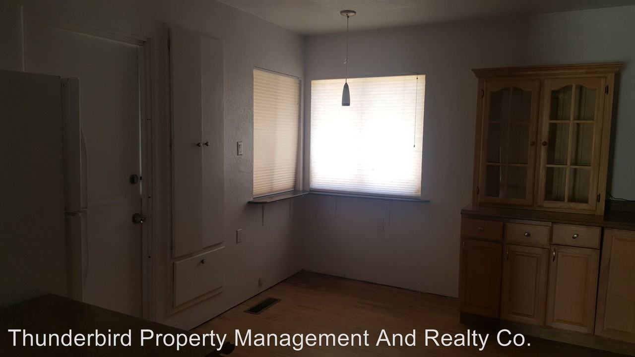 936 Palomas Dr SE - Photo 2 of 11