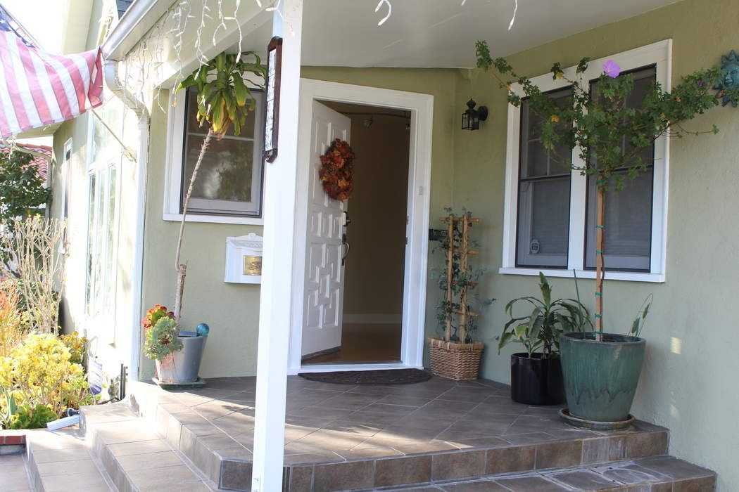 1937 Queensberry Rd - Photo 2 of 20