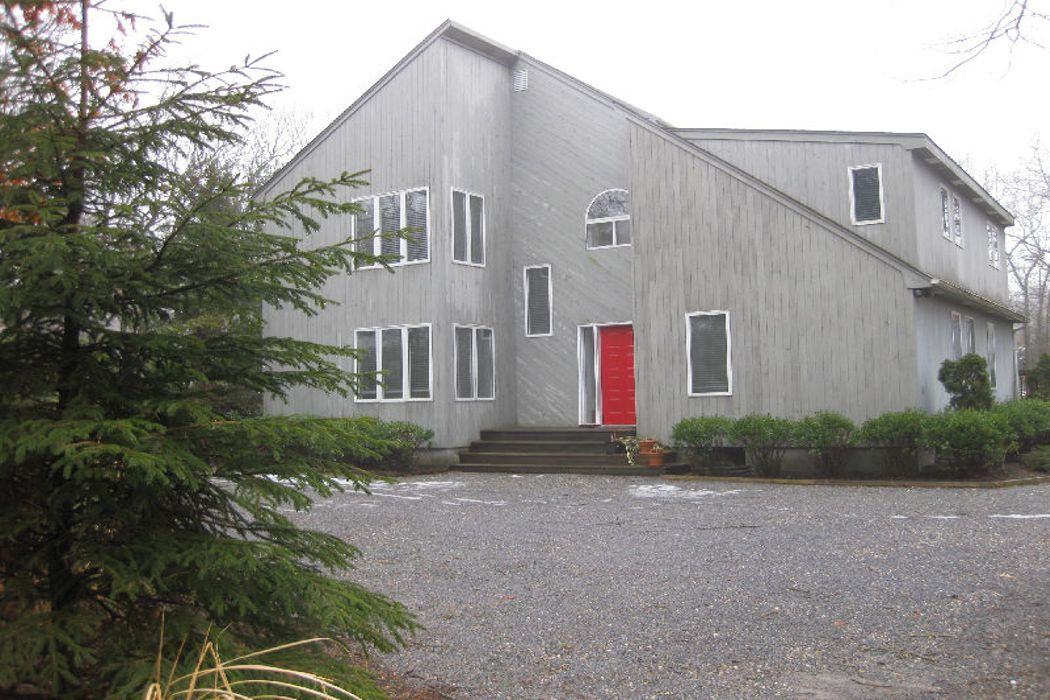 101 Wainscott Rd - Photo 2 of 8
