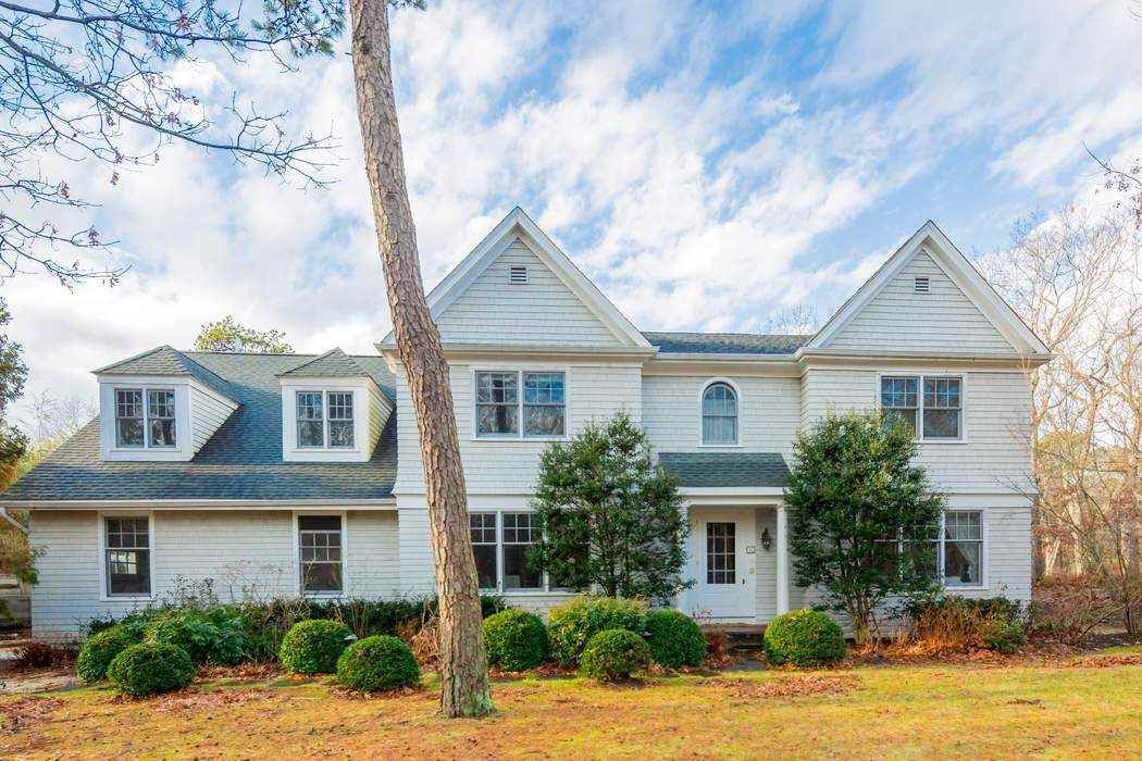 10 Georgica Woods Ln - Photo 2 of 15