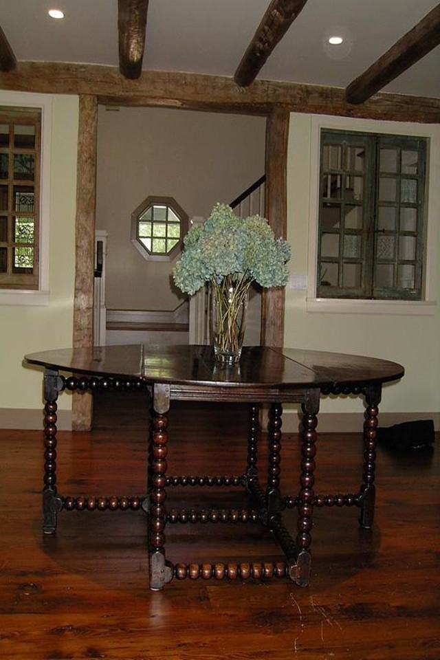 583 Hedges Ln - Photo 3 of 8