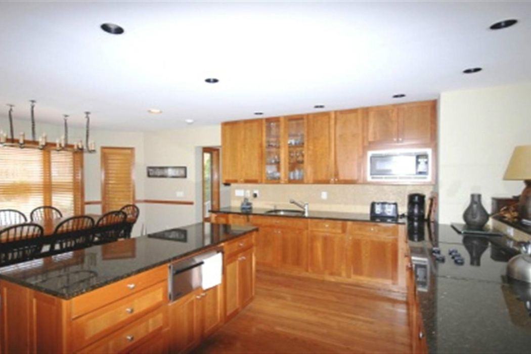 1060 Noyac Path - Photo 2 of 14