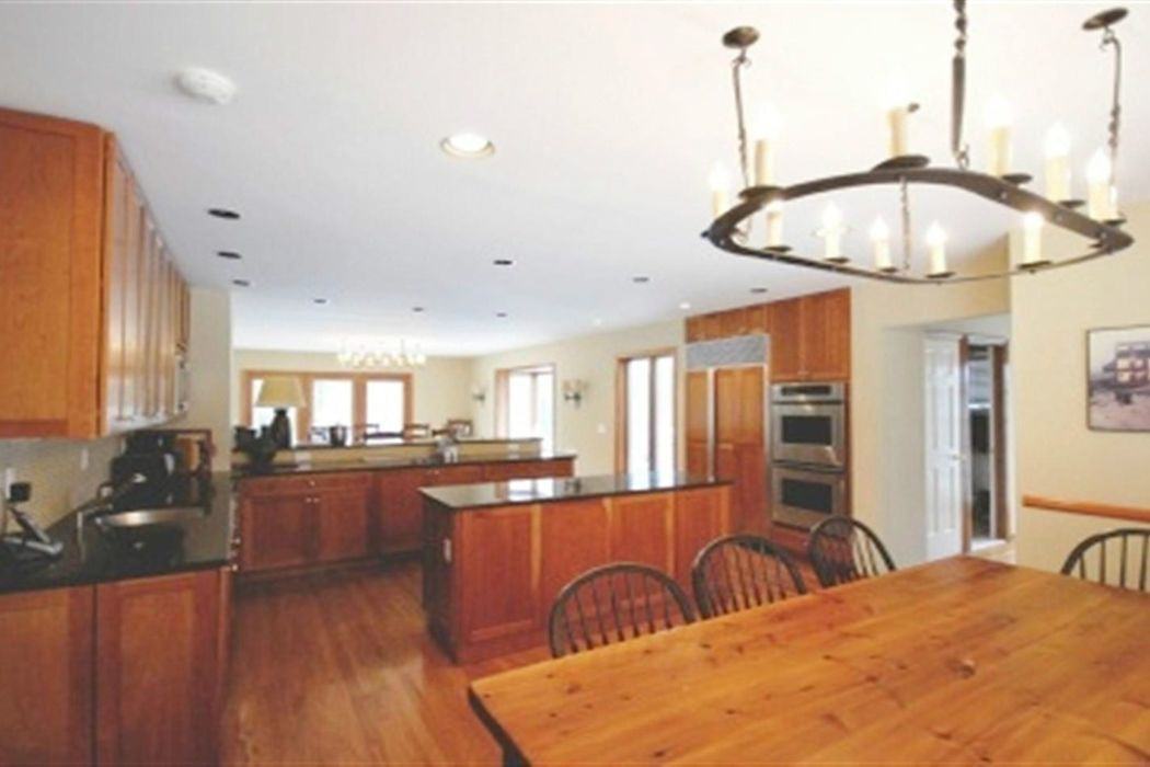 1060 Noyac Path - Photo 3 of 14