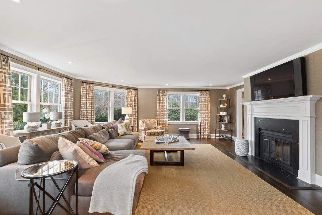 3368 Noyac Rd - Photo 3 of 10