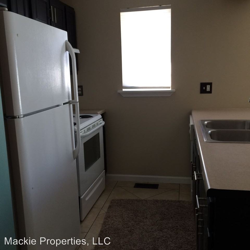 1404 25th St - Photo 3 of 15