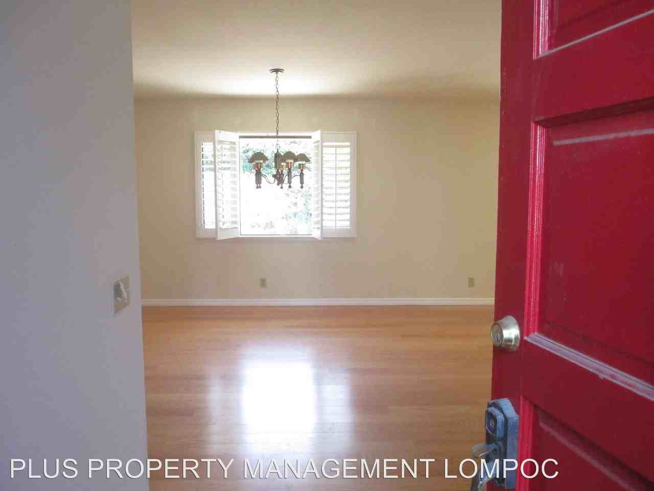 653 University Dr - Photo 2 of 9