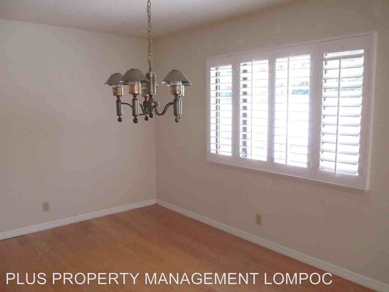 653 University Dr - Photo 3 of 9