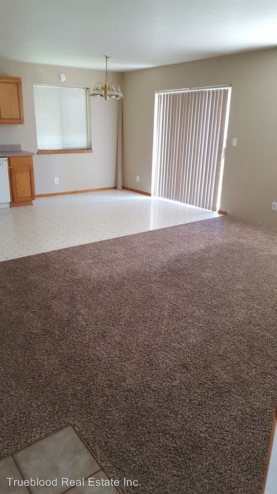 721 N Myrtle Creek Rd #3 - Photo 2 of 13