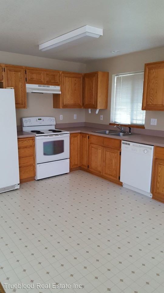 721 N Myrtle Creek Rd #3 - Photo 3 of 13