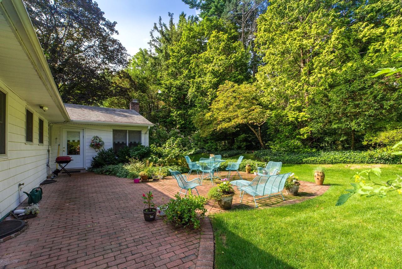 30 Hillcrest Dr - Photo 2 of 12