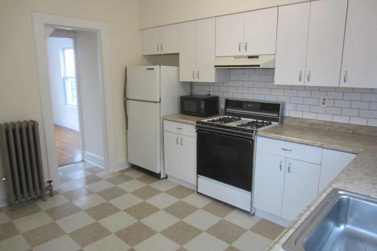 35 Montrose Ave - Photo 2 of 13