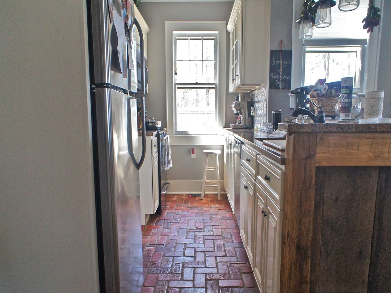 2490 Pike St - Photo 2 of 11