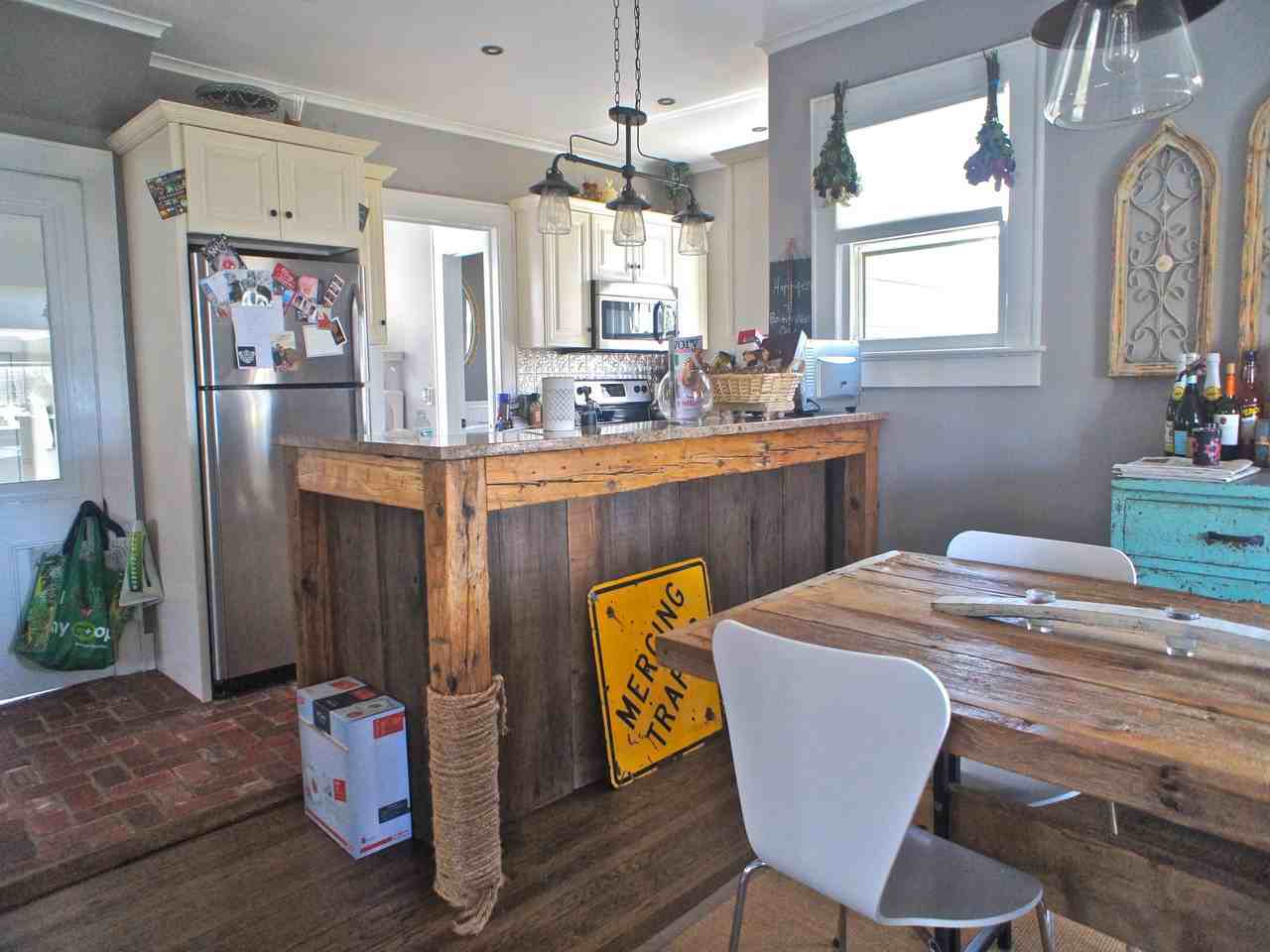 2490 Pike St - Photo 3 of 11