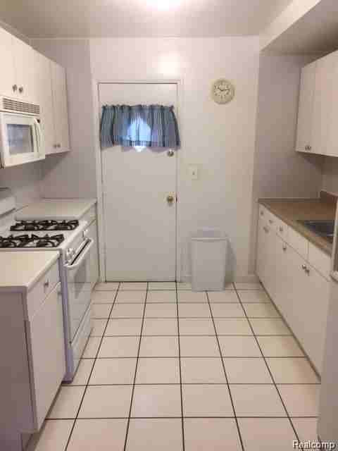 23244 Almira St - Photo 3 of 11