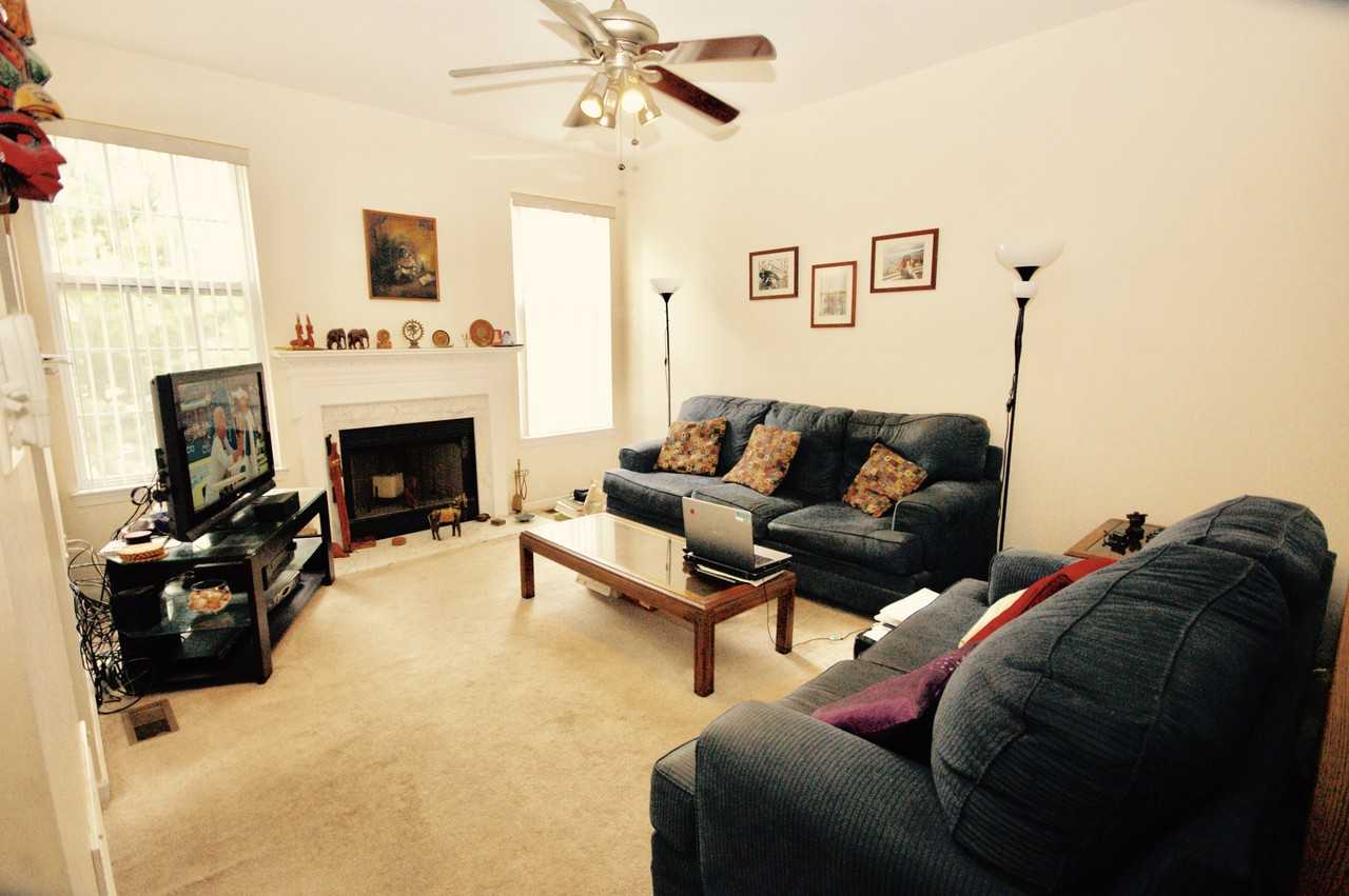 1401 Yarrow Cir - Photo 3 of 9