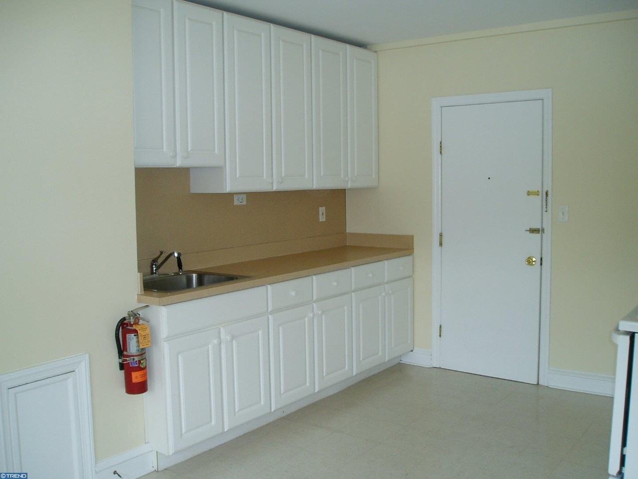 403 W Broad St - Photo 3 of 9